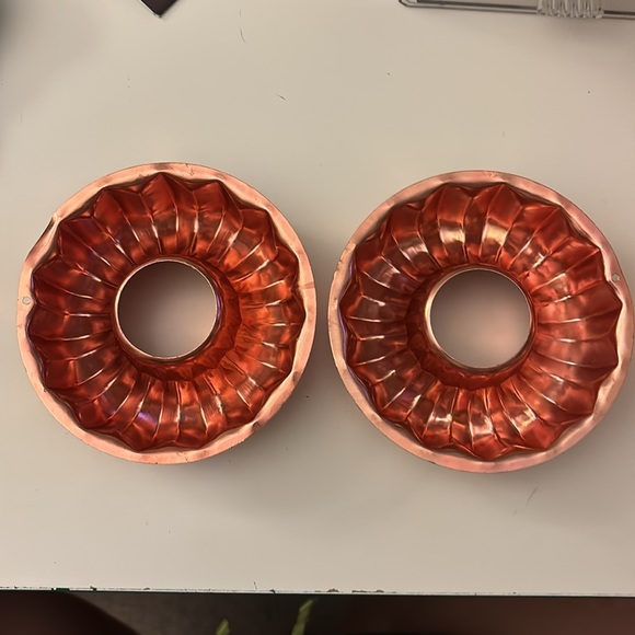 4 inch mini Bundt cake pans, price is for both. GUC, no scratches or dents - Picture 2 of 2